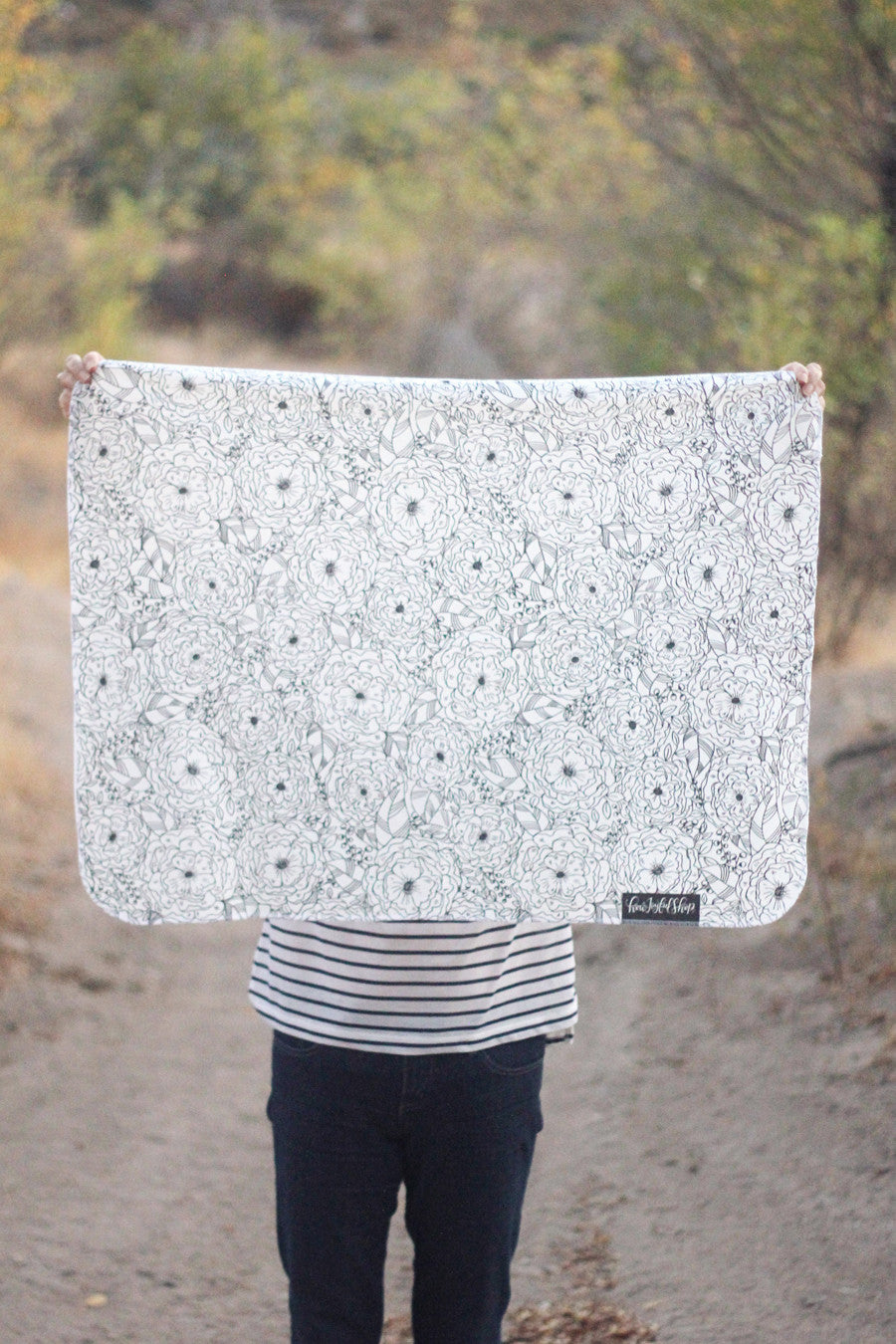 Swaddle - Organic cotton - LAP SIZE - Big blooms outlined - SALE - howjoyfulshop