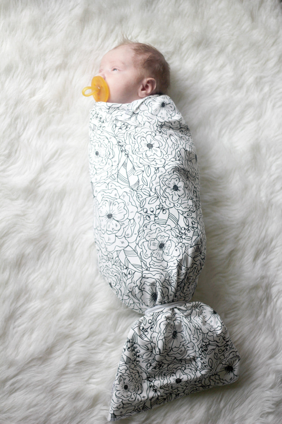 Swaddle - Organic cotton - LAP SIZE - Big blooms outlined - SALE - howjoyfulshop